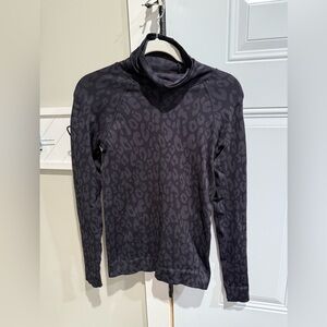 Chic Black & Gray Patterned Knit Top